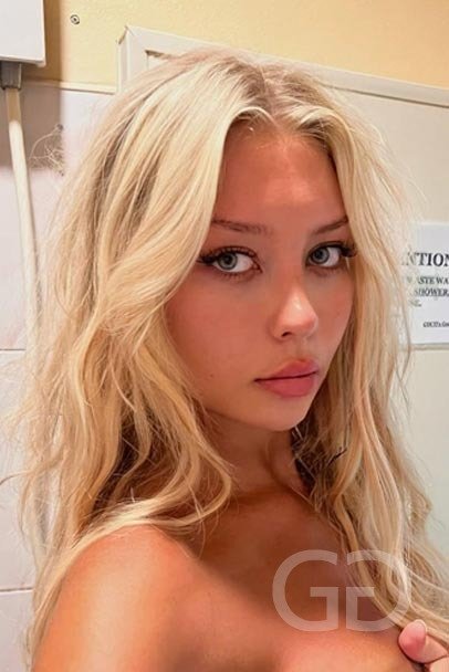 Talia close-up selfie with long blonde hair