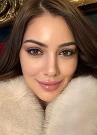Eduarda thumbnail - close-up selfie in a cream fur collar